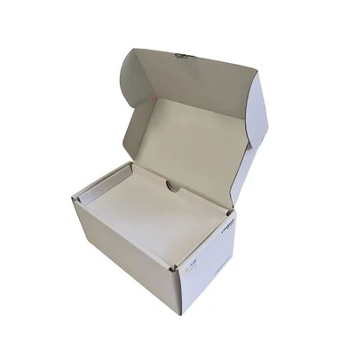 ふた付きの白い段ボールの靴箱
